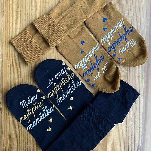Set maľovaných ponožiek s nápisom: "Mám najlepšiu manželku/...a ona najlepšieho manžela" a naopak (modré + horčicové)