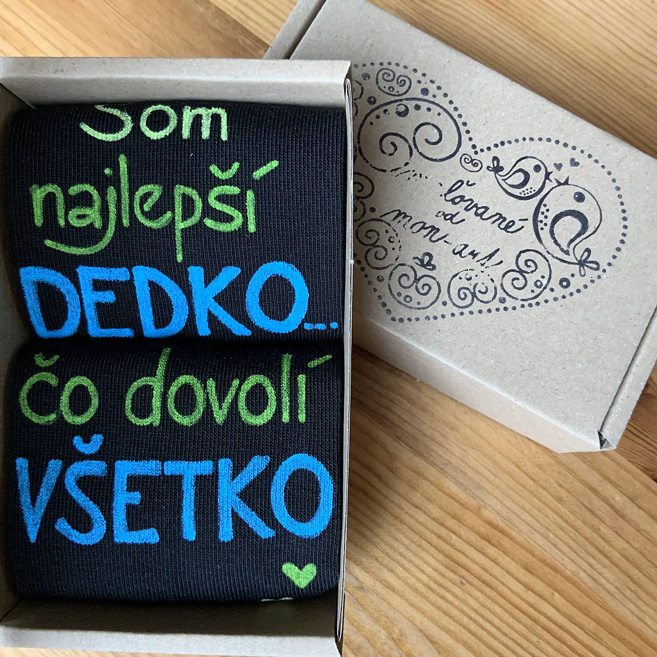 Maľované ponožky s nápisom: "Najlepší dedko, čo dovolí všetko" (čierne 2)