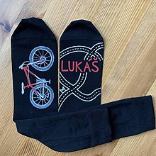 Ponožky, pančuchy, obuv - Maľované čierne ponožky s bicyklom a menom (Biela + červená) - 11505925_