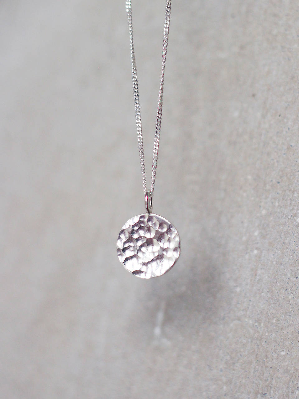 Strieborný tepaný medailón