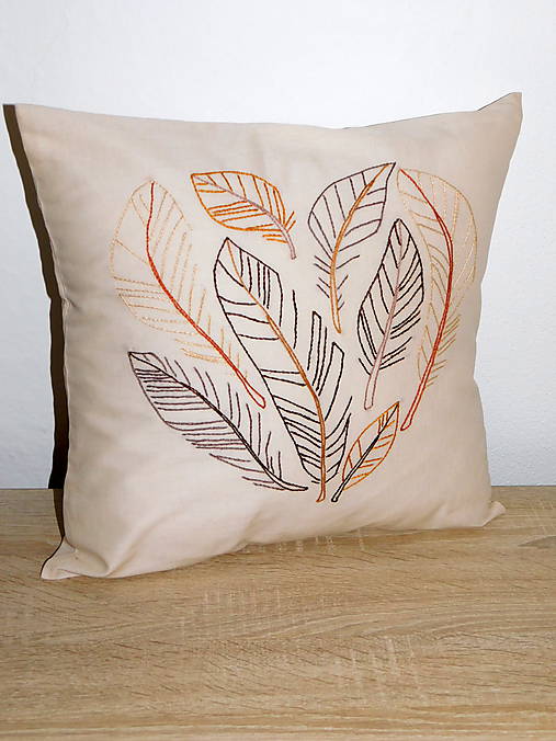 Úžitkový textil - Ručne vyšívaný vankúš - 11509176_