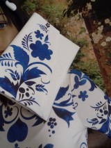 Kabelky - FLORAL FOLK " Slovenská ornamentika ", spoločenská kabelka (biela + modrý ornament) - 11515576_