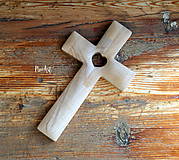 Dekorácie - Drevený krížik so srdiečkom BUK - 11525712_