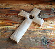 Dekorácie - Drevený krížik so srdiečkom BUK - 11525714_