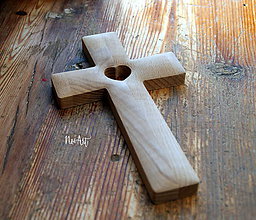 Dekorácie - Drevený krížik so srdiečkom BUK - 11525713_