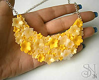 Náhrdelníky - Žltý kvietkovaný náhrdelník - 11525151_