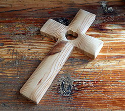 Dekorácie - Drevený krížik so srdiečkom BOROVICA - 11526975_