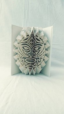 Dekorácie - Maorská maska - vyskladaná z knihy - 11527108_