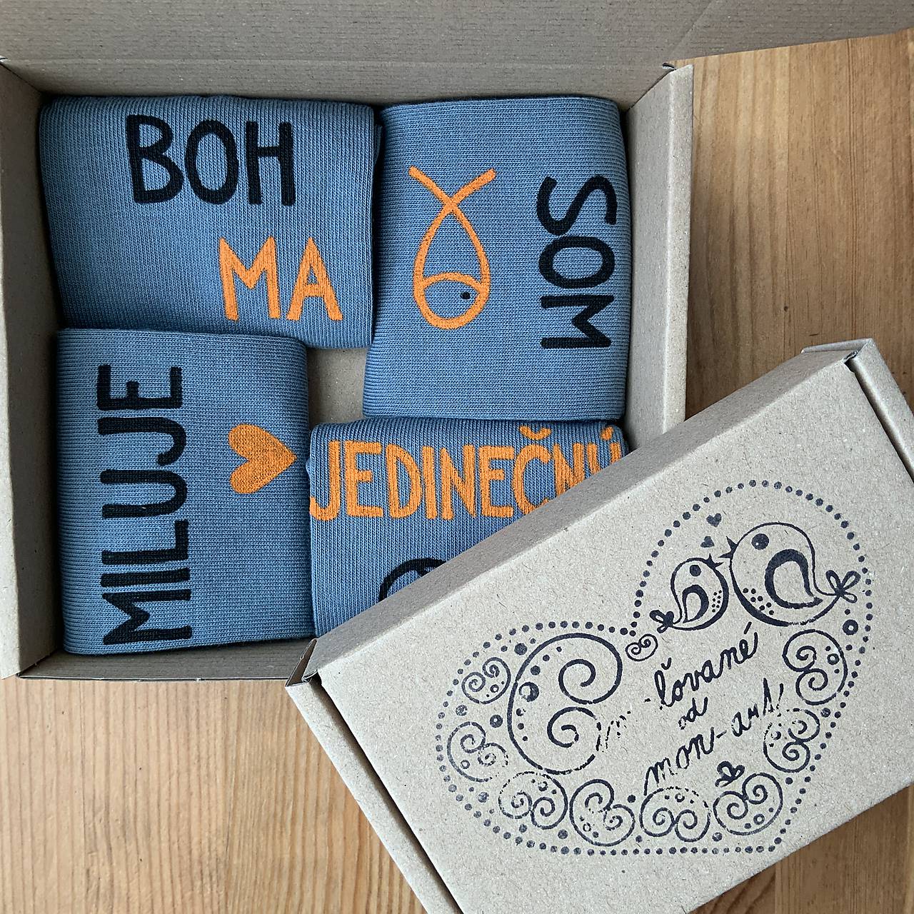 Sada maľovaných ponožiek s nápismi ”Boh ma miluje" a "Som jedinečný”