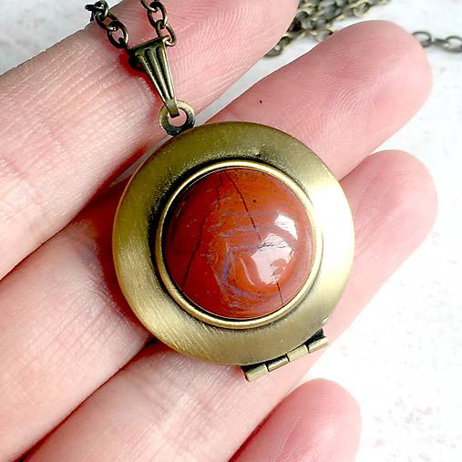 Náhrdelníky - Red Jade Locket Necklace / Otvárací medailón s červeným jaspisom - 11531186_