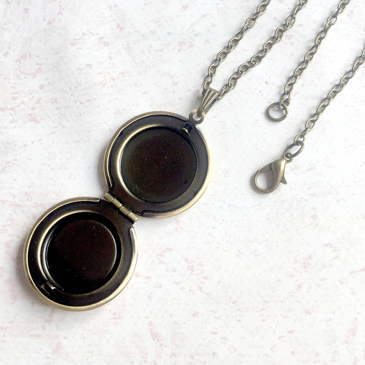 Red Jade Locket Necklace / Otvárací medailón s červeným jaspisom