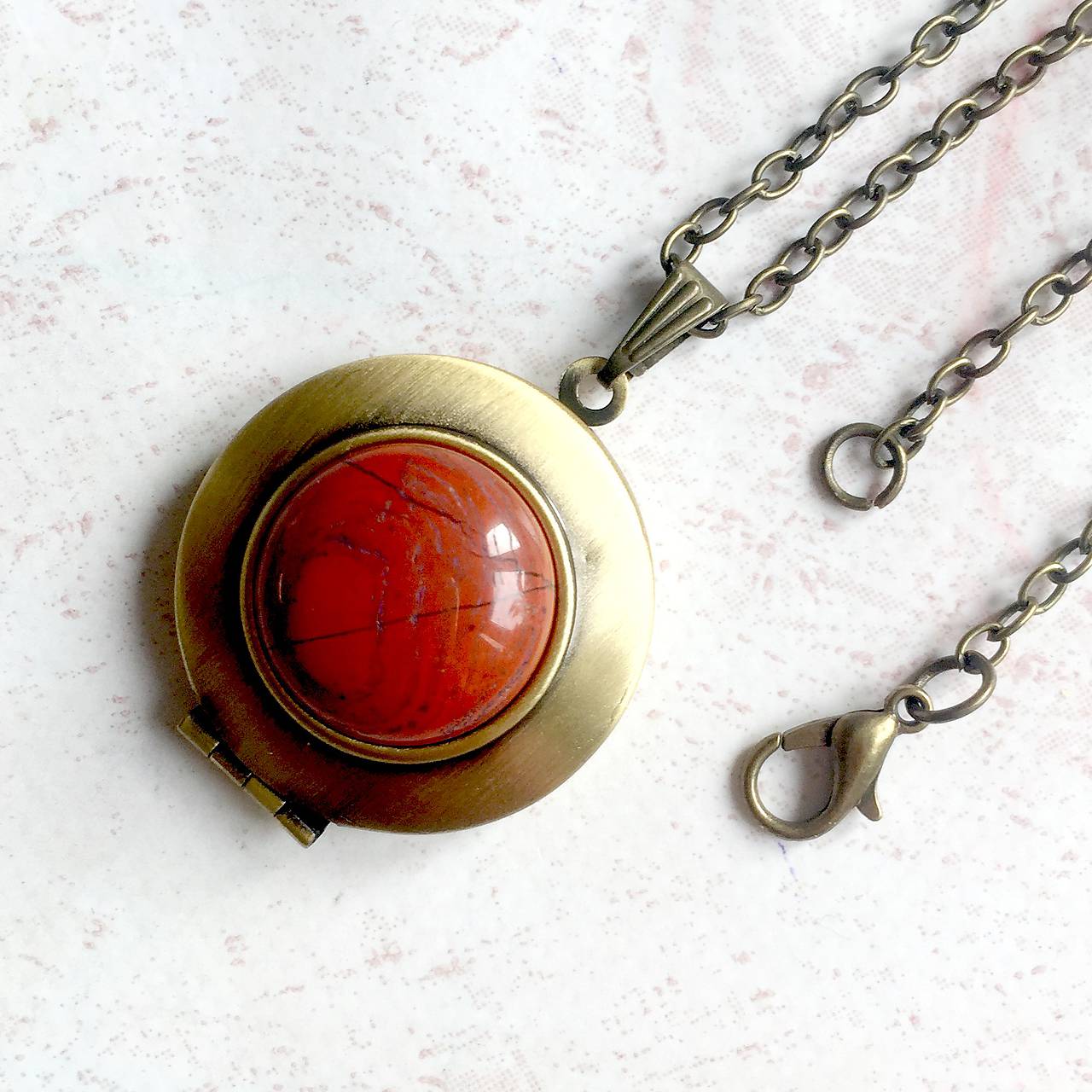 Red Jade Locket Necklace / Otvárací medailón s červeným jaspisom