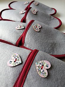 Ponožky, pančuchy, obuv - Filcové papuče s ozdobnými drevenými gombíkmi-Sýkorka a kvety - 11536031_
