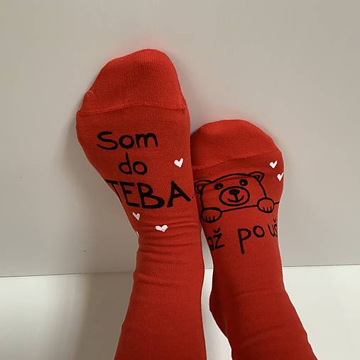 Maľované ponožky s nápisom: "Som do teba / až po uši" (Červené 1)