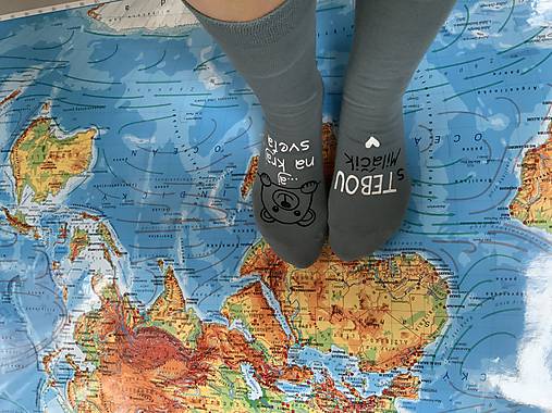 Zamilované maľované ponožky s nápisom: “S TEBOU ...aj na kraj sveta” (Šedé)