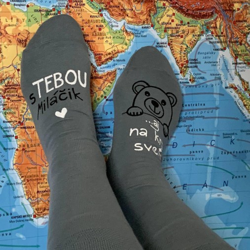 Zamilované maľované ponožky s nápisom: “S TEBOU ...aj na kraj sveta” (Šedé)