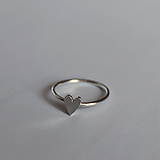 Prstene - minimalistický prsteň - srdiečko (Strieborný srdiečko na obrúčke) - 11539412_