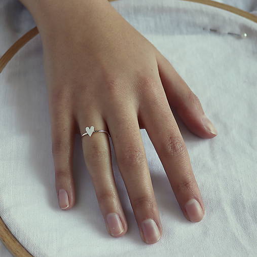 minimalistický prsteň - srdiečko (Strieborný srdiečko na obrúčke)