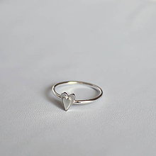 Prstene - minimalistický prsteň - srdiečko (symbol plodnosti) - 11539447_