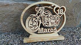 Dekorácie - Drevená dekorácia - motorka s menom a vekom - 11542360_