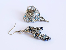 Sady šperkov - Náušničky z hematitu a prívesok srdiečko s modrými korálkami - 11544038_