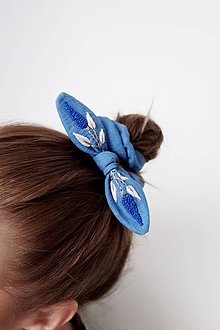 Ozdoby do vlasov - Ľanová retro gumička "scrunchie" s vyšívanou mašličkou (Modrá) - 11540860_