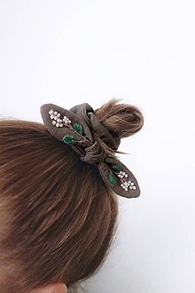 Ozdoby do vlasov - Ľanová retro gumička "scrunchie" s vyšívanou mašličkou (Hnedá) - 11540871_