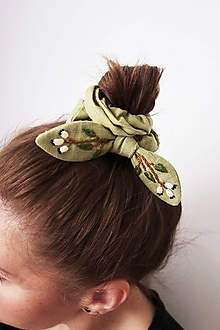 Ozdoby do vlasov - Ľanová retro gumička "scrunchie" s vyšívanou mašličkou (Zelená) - 11540875_