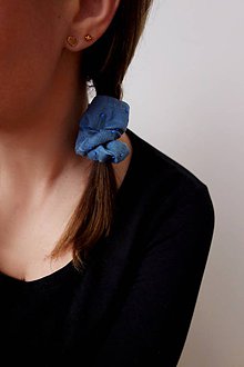 Ozdoby do vlasov - Vyšívaná ľanová retro gumička "scrunchie" s bodkami (Modrá) - 11540889_