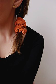 Ozdoby do vlasov - Vyšívaná ľanová retro gumička "scrunchie" s bodkami (Oranžová) - 11540892_
