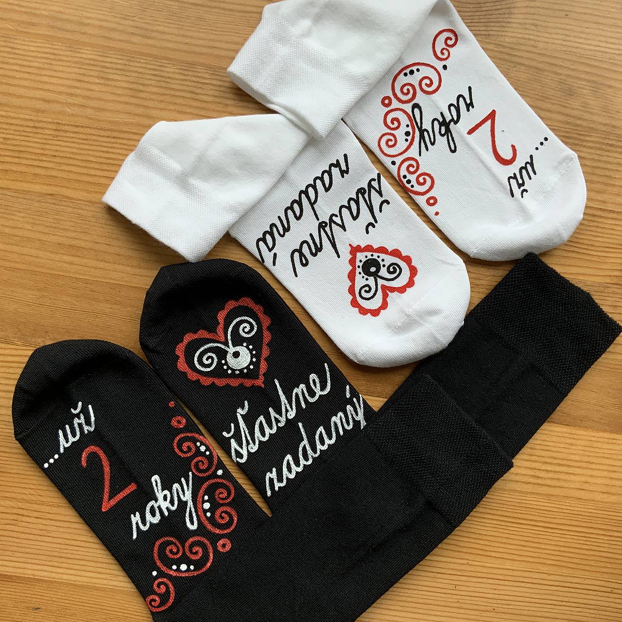 Maľované folk ponožky k výročiu svadby (biele + čierne)