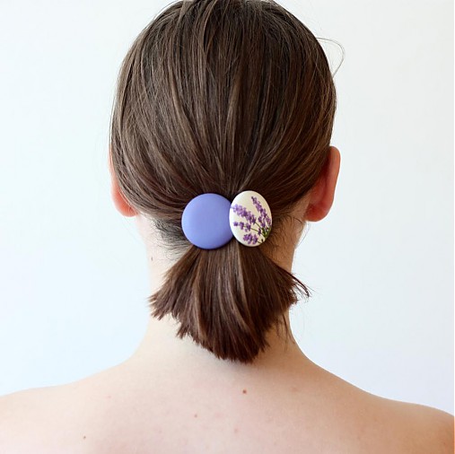 Ozdoby do vlasov - Gumičky do vlasov s buttonkami Levanduľové (s detskou gumickou) - 11546988_