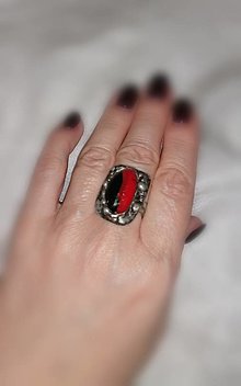 Prstene - Prsteň s červeno-čiernym spekaným sklom - 11544052_