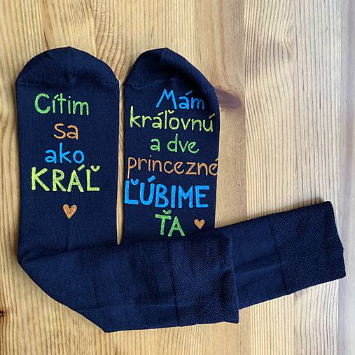 Maľované čierne ponožky s pestrofarebným nápisom: Cítim sa ako kráľ / Mám kráľovnú a (dve princezné ĽÚBIME ŤA)