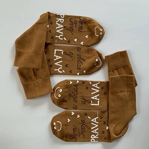 Maľované horčicové ponožky s nápisom: ("Som tvoja pravá / a občas aj ľavá :)")