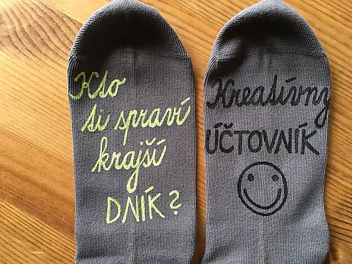 Maľované ponožky pre kreatívneho účtovníka (Sivomodré s žlto-oranžovo zelenou)