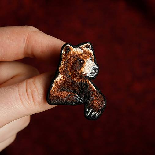 Brošňa ručne vyšívaná Medveď