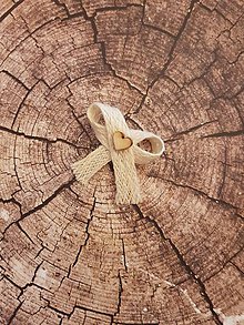 Svadobné pierka - vintage pierko zo svetlej jutoviny s dreveným srdiečkom - 11563029_