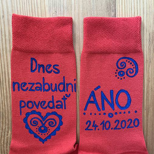 Maľované ponožky - ženích (Červené s modrou maľbou nad členkom)