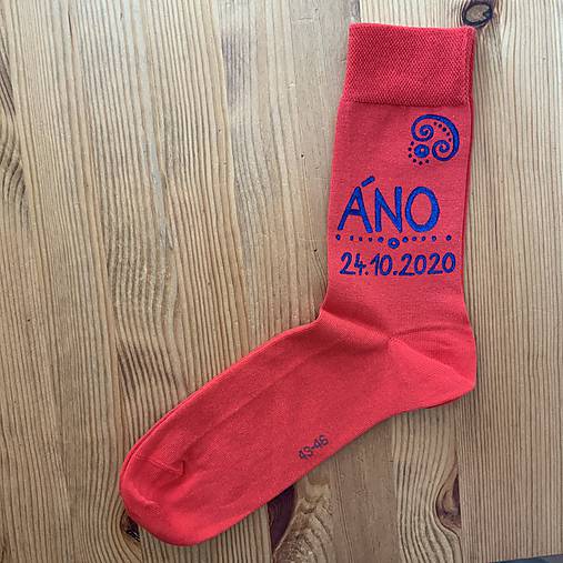 Maľované ponožky - ženích (Červené s modrou maľbou nad členkom)