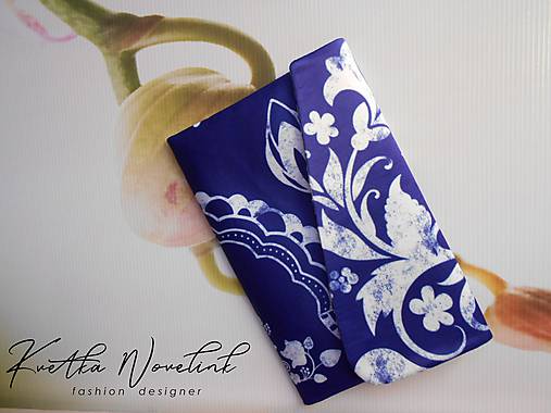 Kabelky - FLORAL FOLK " Slovenská ornamentika ", spoločenská kabelka (tmavá modrá + biely ornament) - 11566017_