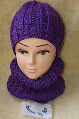 Ručne pletená fialová čiapka s nákrčníkom