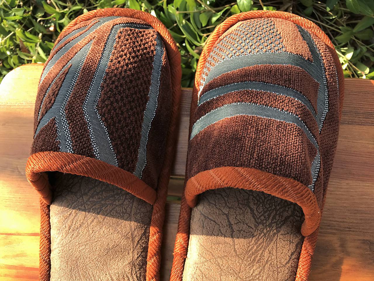 Hnedé papuče so vzorovaným vrchom