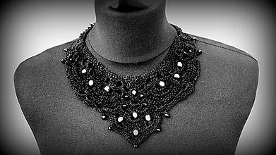 Náhrdelníky - Čierny háčkovaný náhrdelník - 11573943_
