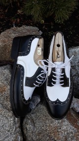 Pánske oblečenie - Pánské čierno-bielé topánky z kože - 11573386_