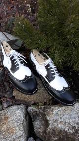 Pánske oblečenie - Pánské čierno-bielé topánky z kože - 11573388_
