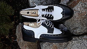 Pánske oblečenie - Pánské čierno-bielé topánky z kože - 11573390_