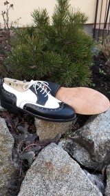 Pánske oblečenie - Pánské čierno-bielé topánky z kože - 11573391_