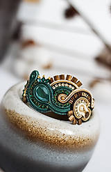 Náramky - Smaragdovo-béžový šujtášový náramok so Swarovski kryštálmi - 11576245_