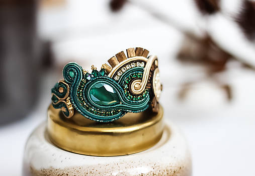 Smaragdovo-béžový šujtášový náramok so Swarovski kryštálmi